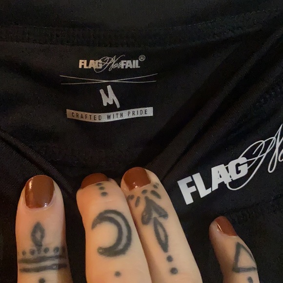 NWT DLB flag nor fail M v cut front leggings. Sold out and rare. - Picture 7 of 11